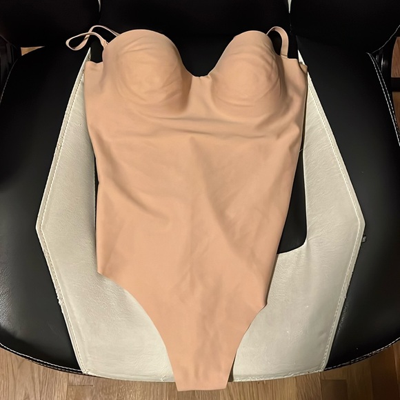 SKIMS Other - SKIMS BODY UNDERWIRE THONG BODYSUIT CLAY